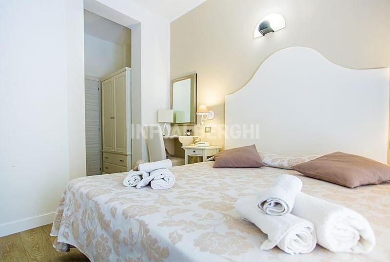 Hotel Ermeti B&B Brunch Riccione Bagian luar foto