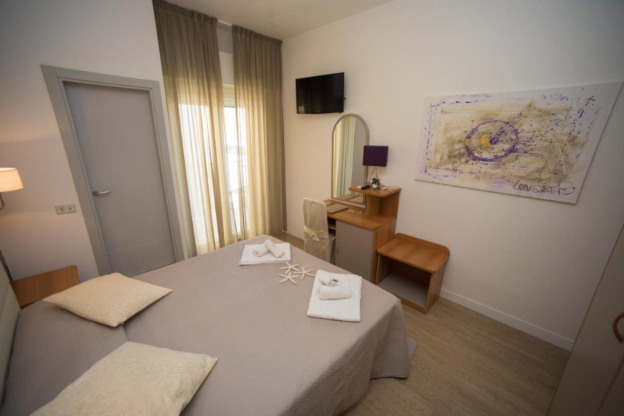 Hotel Ermeti B&B Brunch Riccione Bagian luar foto