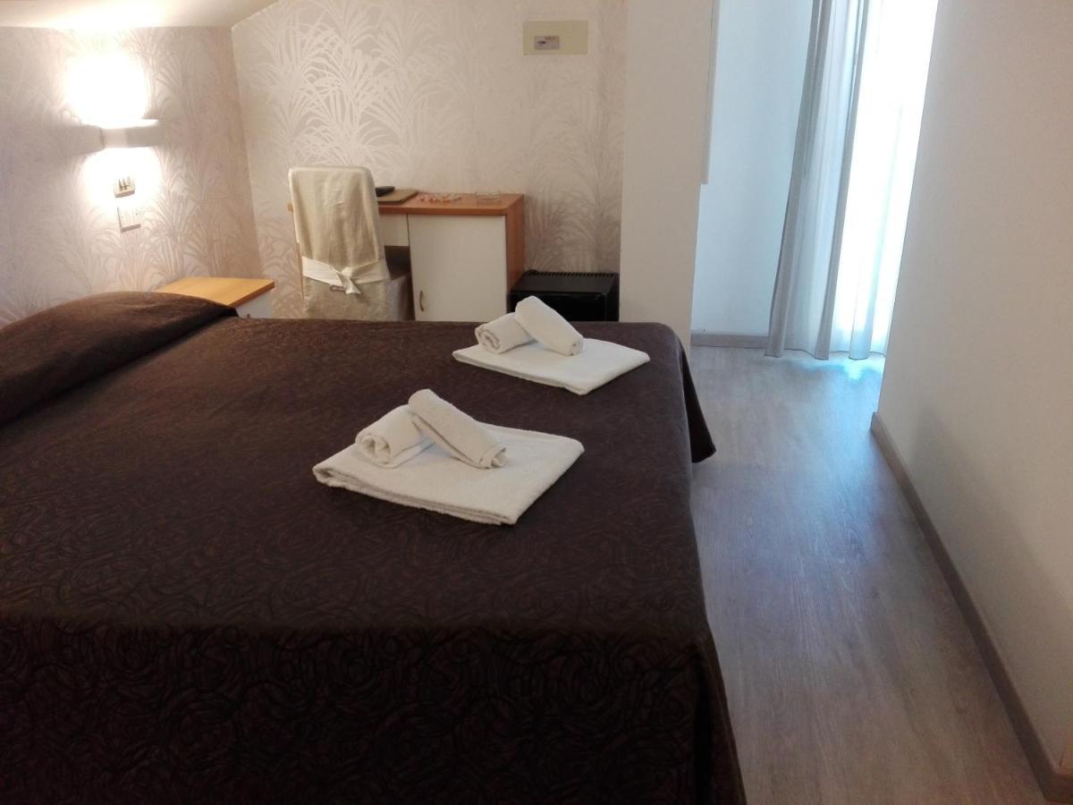 Hotel Ermeti B&B Brunch Riccione Bagian luar foto