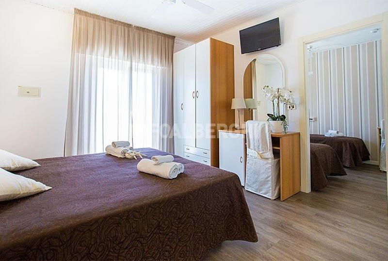 Hotel Ermeti B&B Brunch Riccione Bagian luar foto