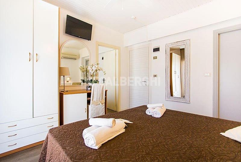 Hotel Ermeti B&B Brunch Riccione Bagian luar foto