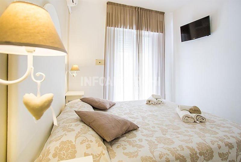 Hotel Ermeti B&B Brunch Riccione Bagian luar foto