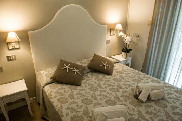 Hotel Ermeti B&B Brunch Riccione Bagian luar foto