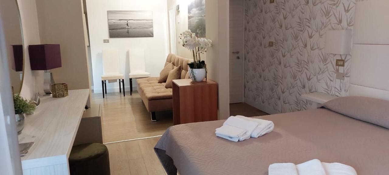 Hotel Ermeti B&B Brunch Riccione Bagian luar foto