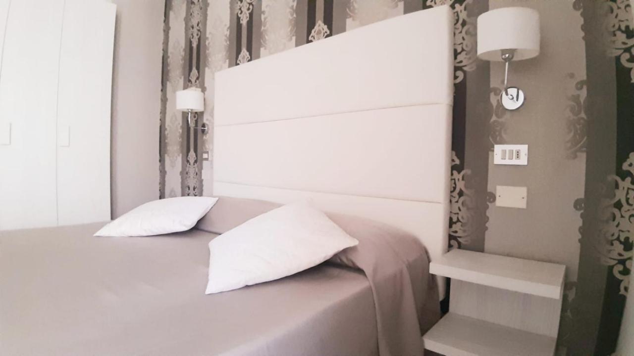 Hotel Ermeti B&B Brunch Riccione Bagian luar foto