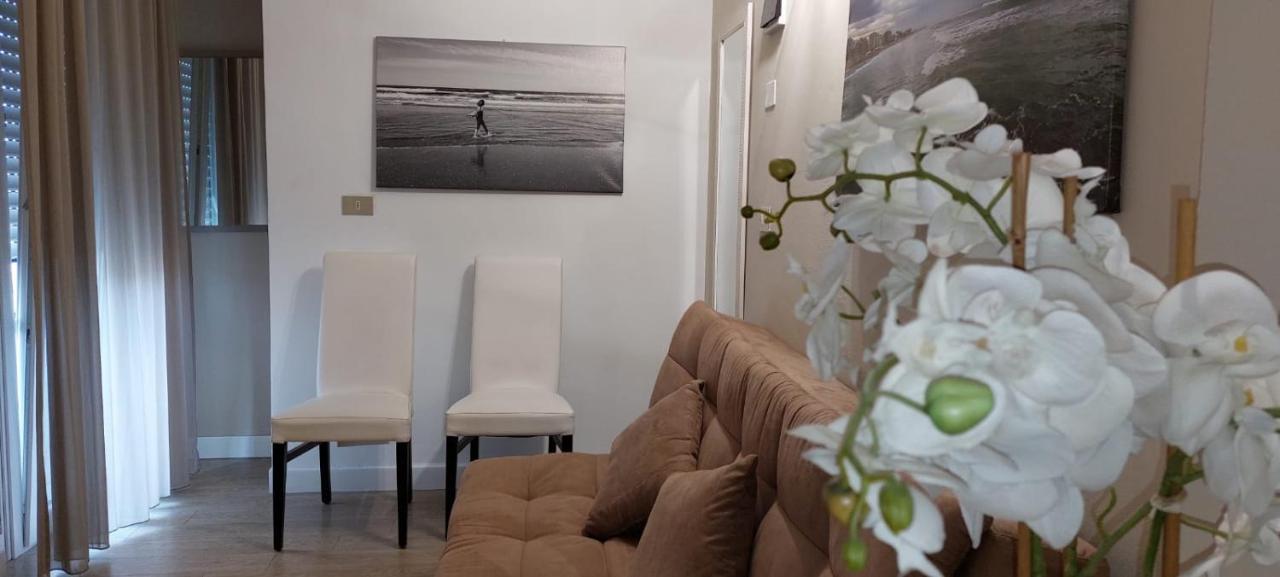 Hotel Ermeti B&B Brunch Riccione Bagian luar foto