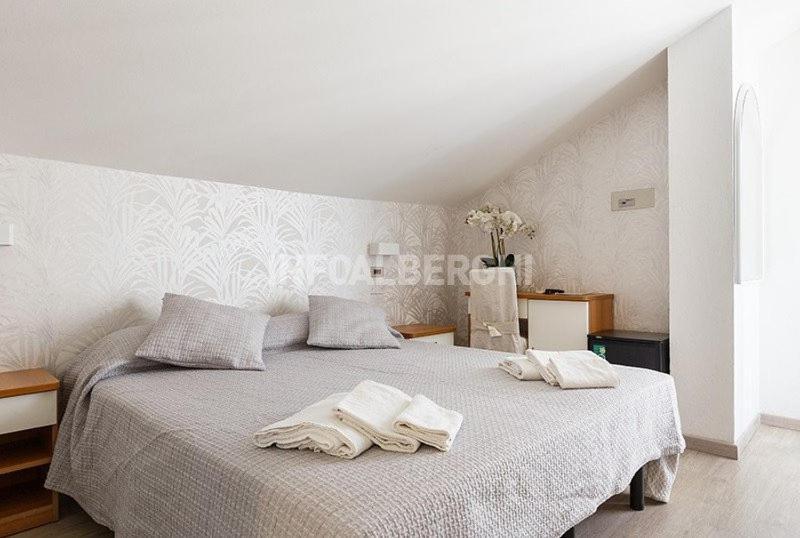 Hotel Ermeti B&B Brunch Riccione Bagian luar foto