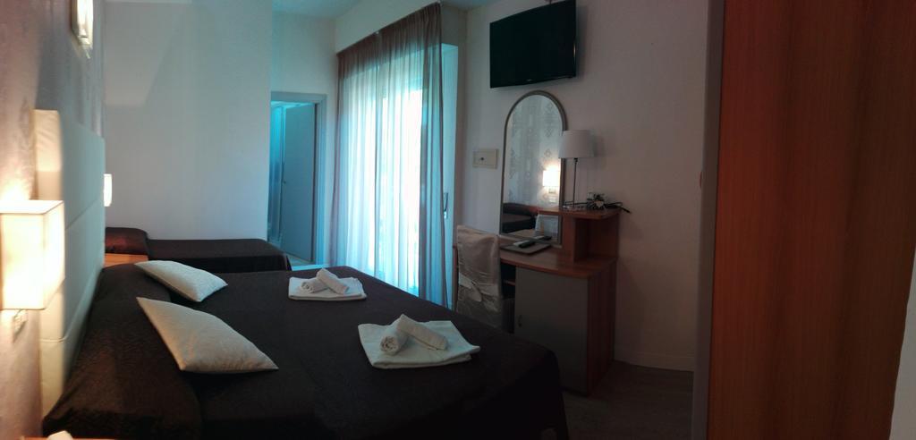 Hotel Ermeti B&B Brunch Riccione Bagian luar foto