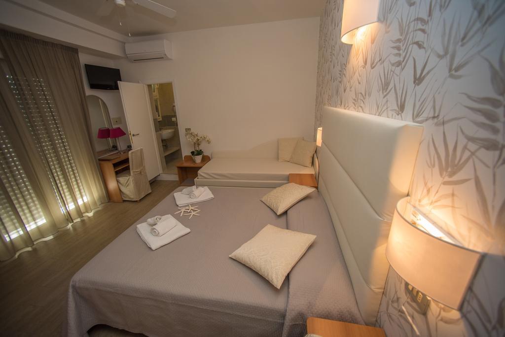 Hotel Ermeti B&B Brunch Riccione Bagian luar foto