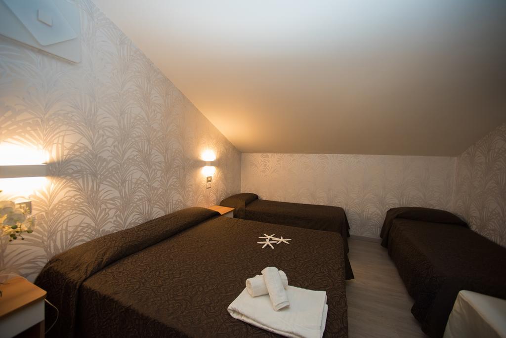 Hotel Ermeti B&B Brunch Riccione Bagian luar foto