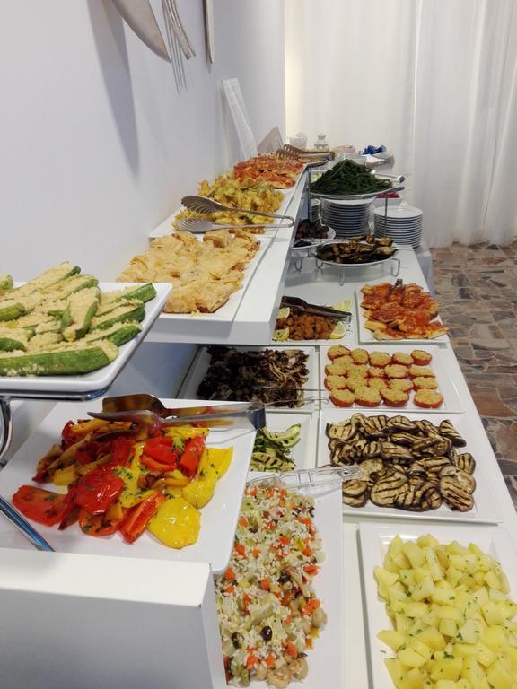 Hotel Ermeti B&B Brunch Riccione Bagian luar foto