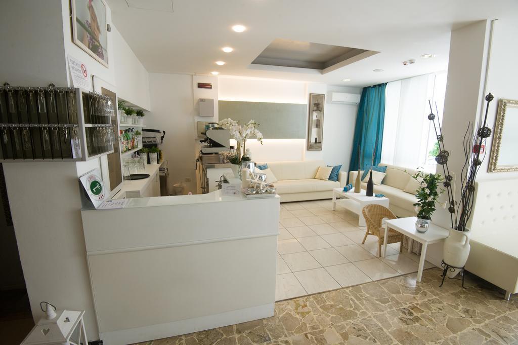 Hotel Ermeti B&B Brunch Riccione Bagian luar foto