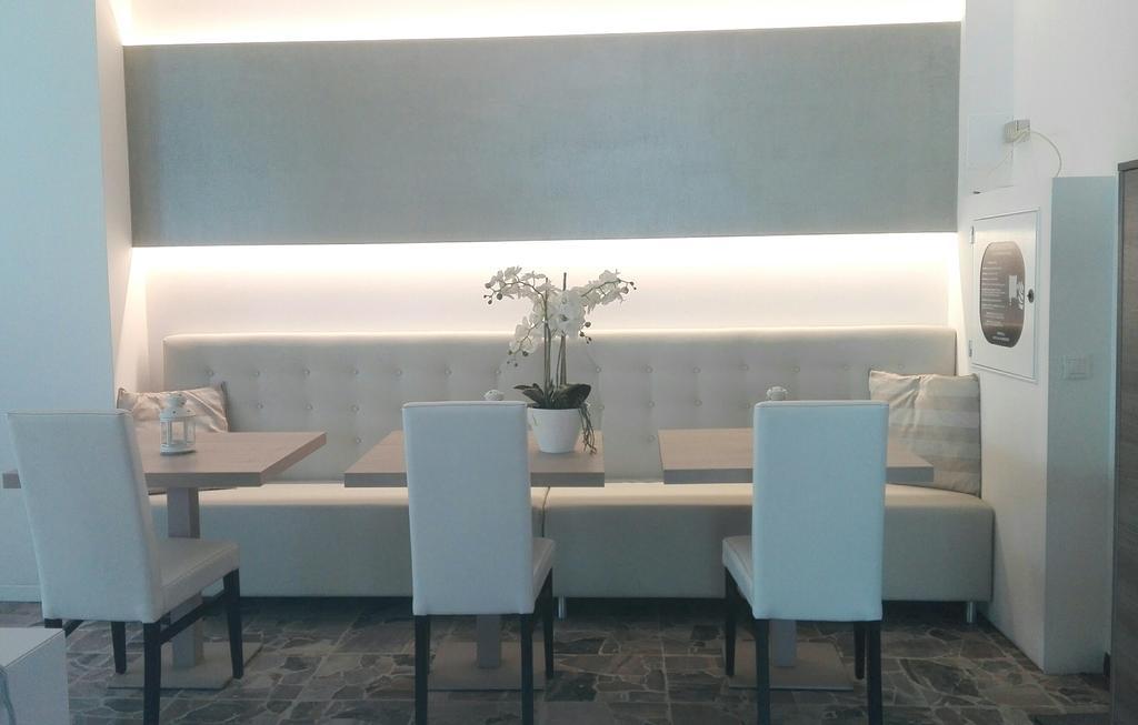 Hotel Ermeti B&B Brunch Riccione Bagian luar foto