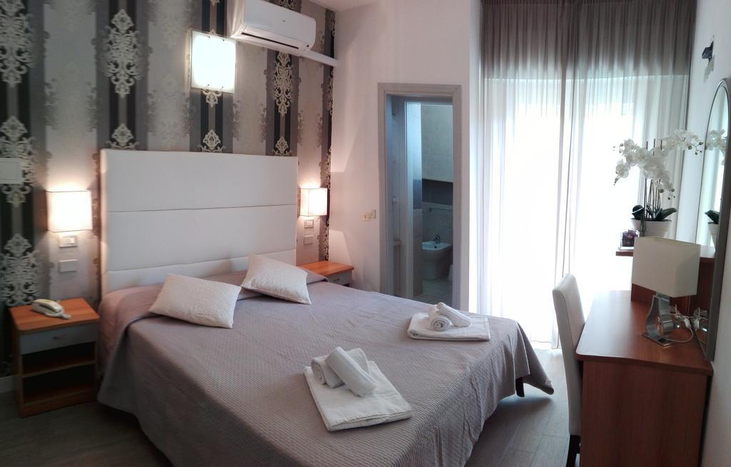 Hotel Ermeti B&B Brunch Riccione Bagian luar foto