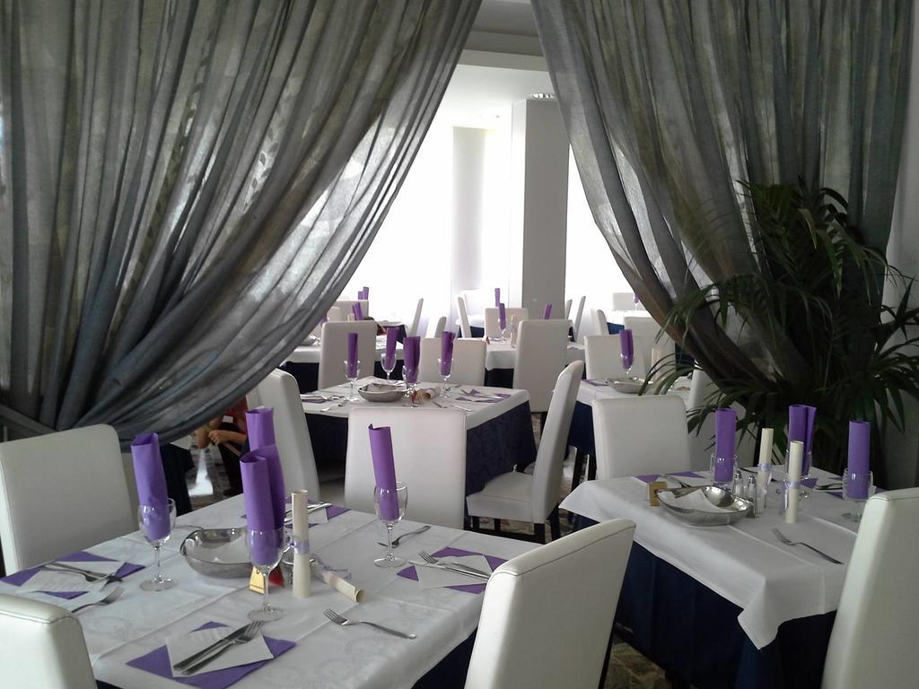 Hotel Ermeti B&B Brunch Riccione Bagian luar foto