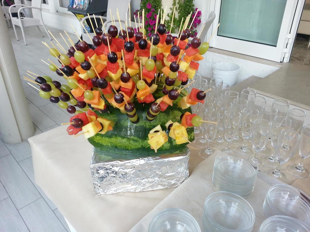 Hotel Ermeti B&B Brunch Riccione Bagian luar foto