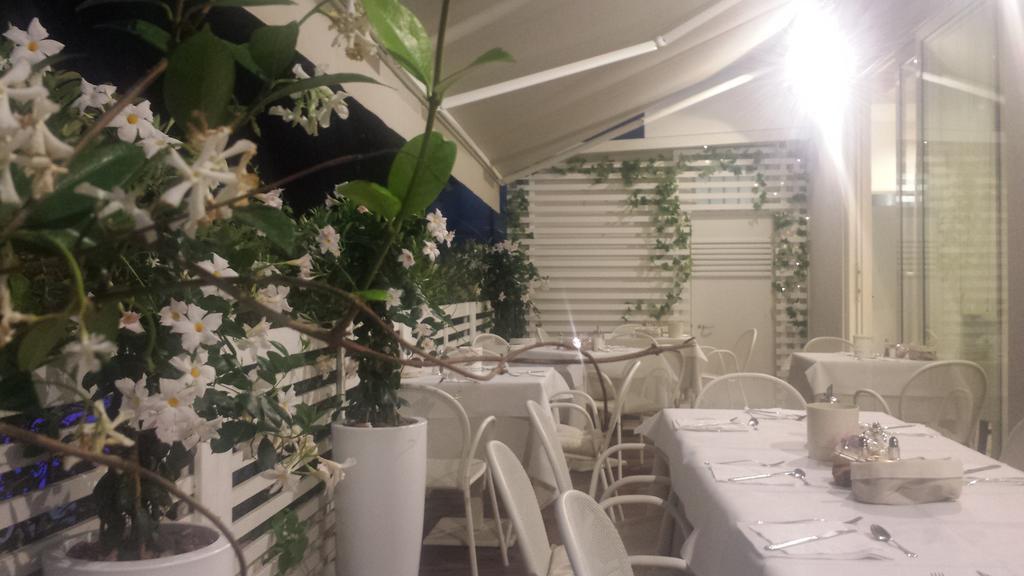 Hotel Ermeti B&B Brunch Riccione Bagian luar foto