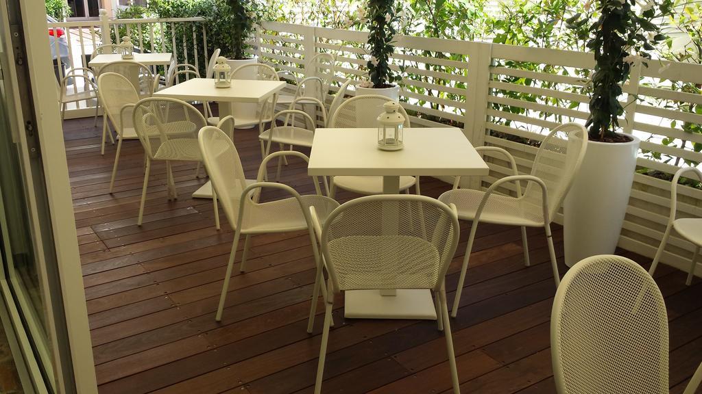 Hotel Ermeti B&B Brunch Riccione Bagian luar foto